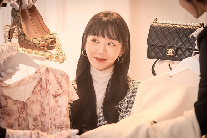 Shin Hye Sun thử sức với vai diễn phức tạp hơn trong Stalker: Tội Ác Hoàn Hảo.