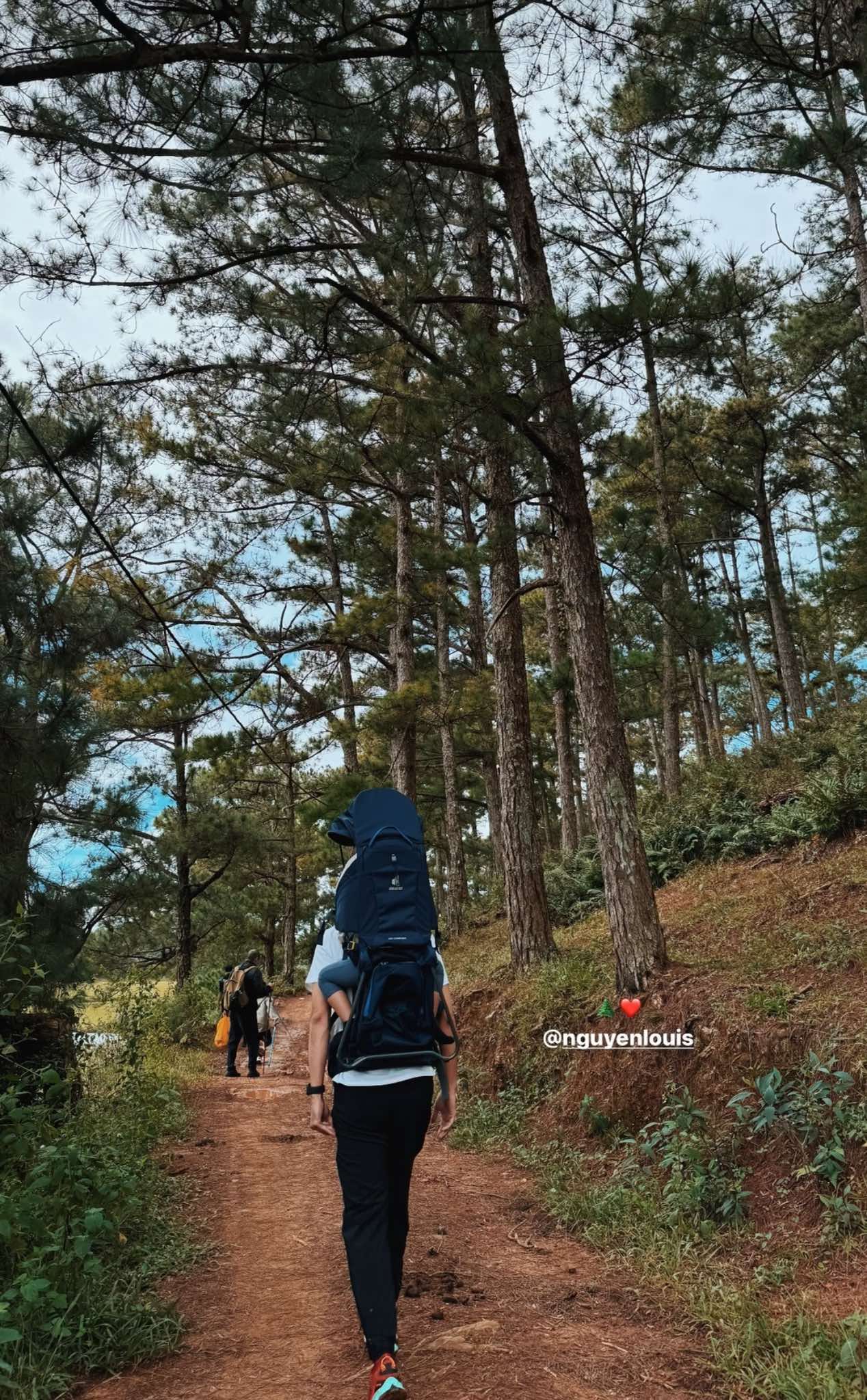 Những khoảnh khắc đáng yêu trong chuyến đi leo núi của gia đình Tăng Thanh Hà