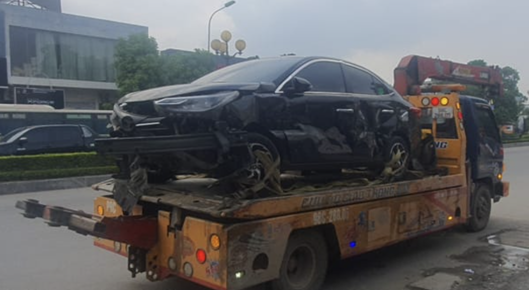 Chiếc xe Toyota Vios bị hư hỏng nặng sau va chạm. Ảnh: Anh Tuấn