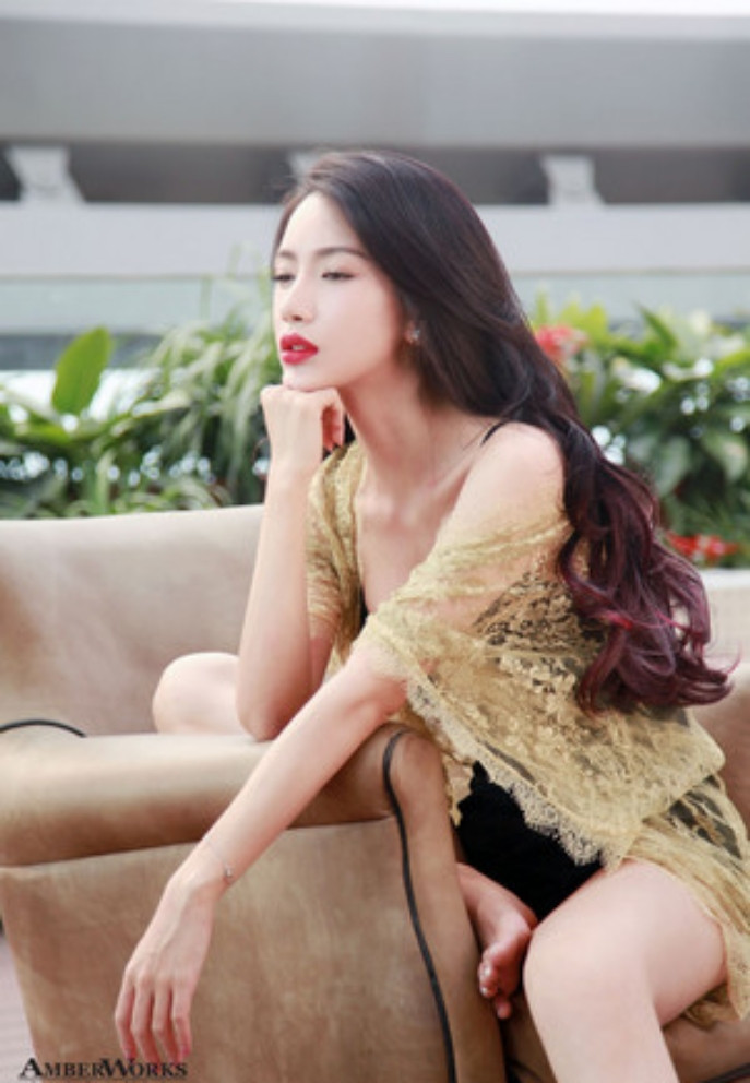 Sau scandal với Lâm Phong, người đẹp kín tiếng chuyện tình cảm. 