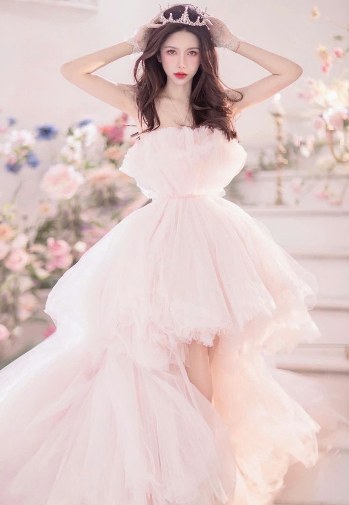 U40, Phan Sương Sương được khen trông như 18 tuổi. Cô thay đổi phong cách, bớt sexy hơn. 