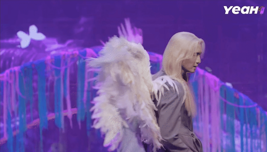 Khoảnh khắc xuất thần của BB Trần trong đôi cánh thiên thần