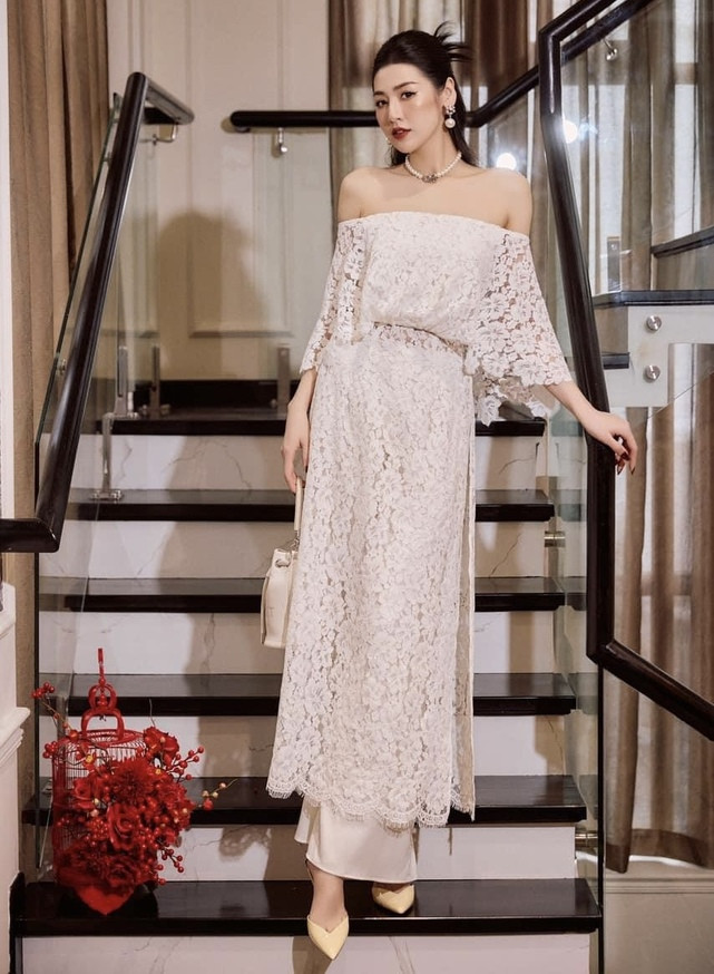  Biệt thự hàng trăm tỷ đồng sử dụng cầu thang trong suốt, khẳng định sự tinh tế và gu thẩm mỹ của vợ chồng á hậu Tú Anh.