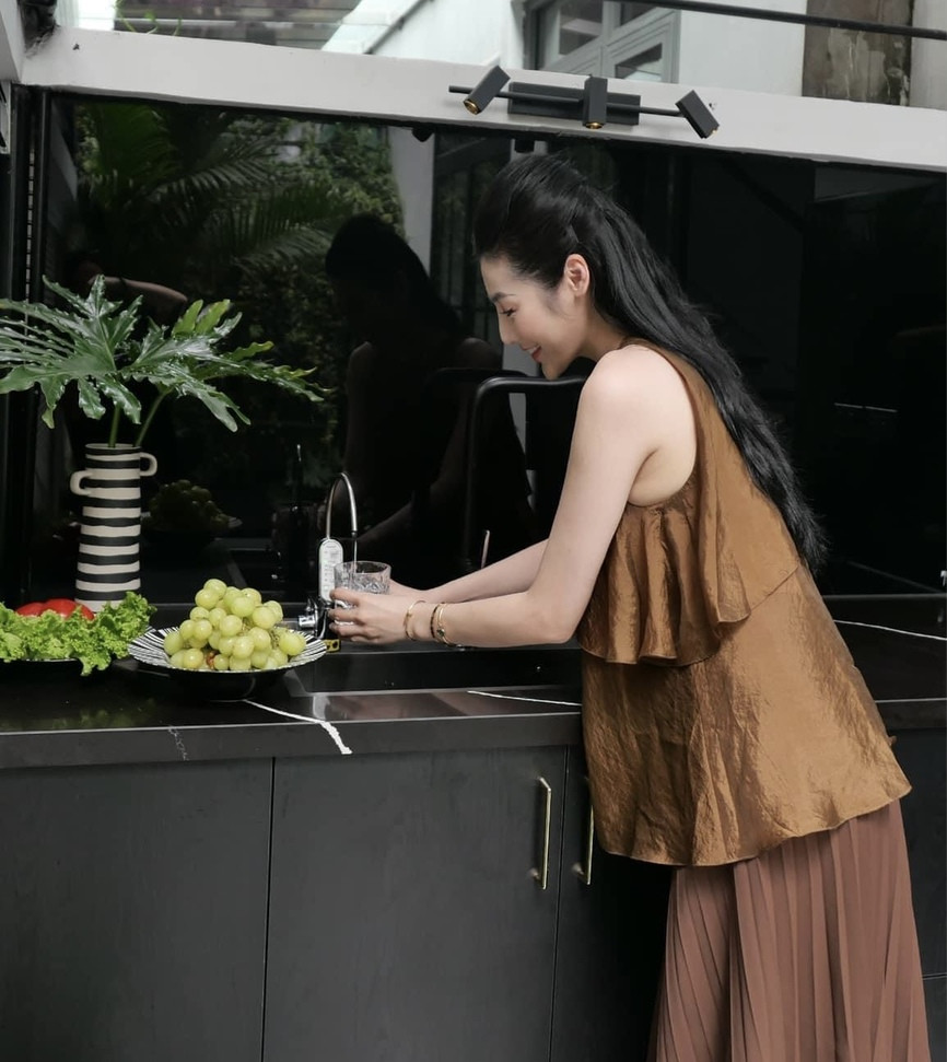  Căn bếp nhà á hậu Tú Anh mang phong cách hiện đại, tạo cảm giác sang trọng và sạch sẽ.