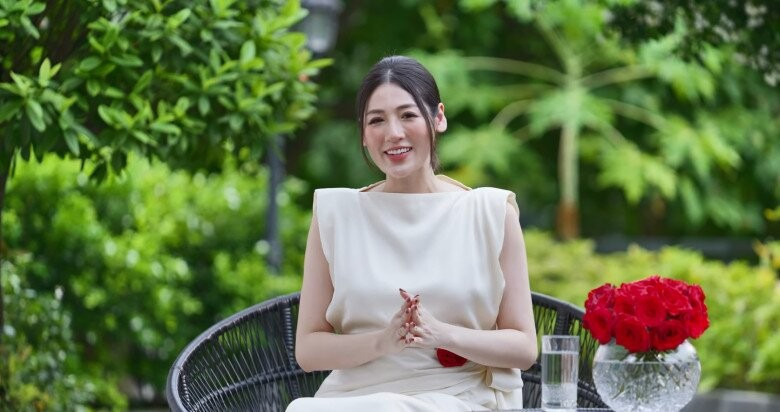 Biệt thự ven sông sang trọng của á hậu Tú Anh và chồng có giá hơn 10 triệu USD (gần 250 tỷ đồng), tọa lạc tại Quận Long Biên, Hà Nội.