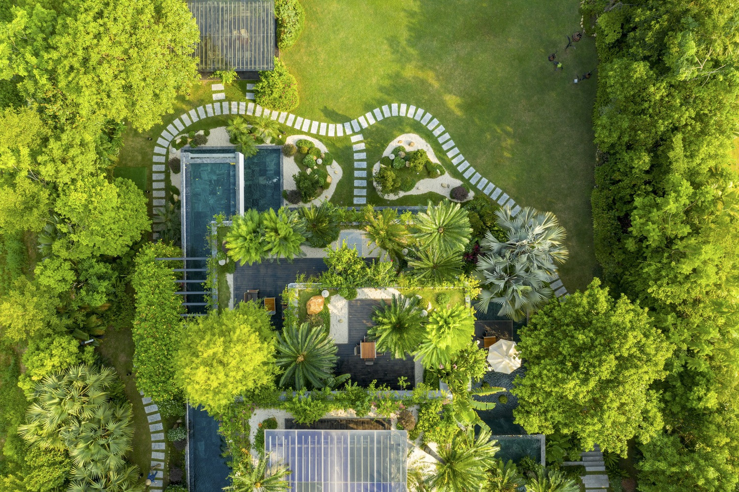 Biệt thự gắn liền với khu vườn xanh được quy hoạch tổng thể kết hợp với hồ bơi, khu vui chơi, địa hình cao thấp tạo nên kiến ​​trúc xanh hài hòa. 