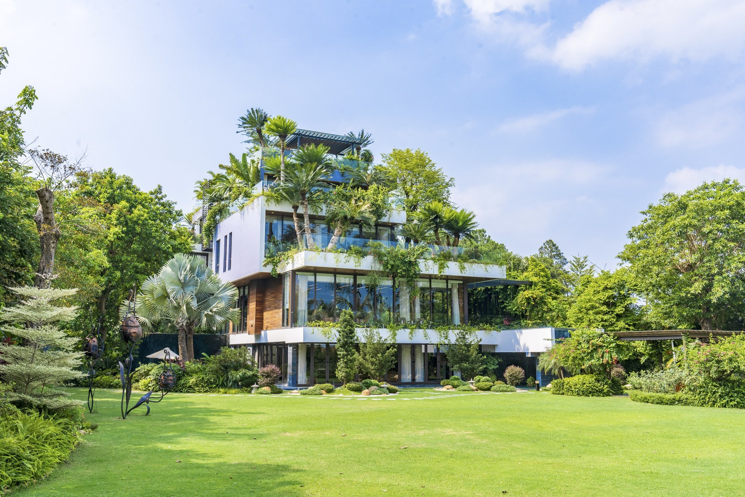 Mỗi khu vườn cũng như một lớp khẩu trang chống bụi, chống ồn. Khu vườn cũng góp phần làm giảm bức xạ mặt trời nên không gian mát mẻ và bảo vệ được các công trình kiến ​​trúc.