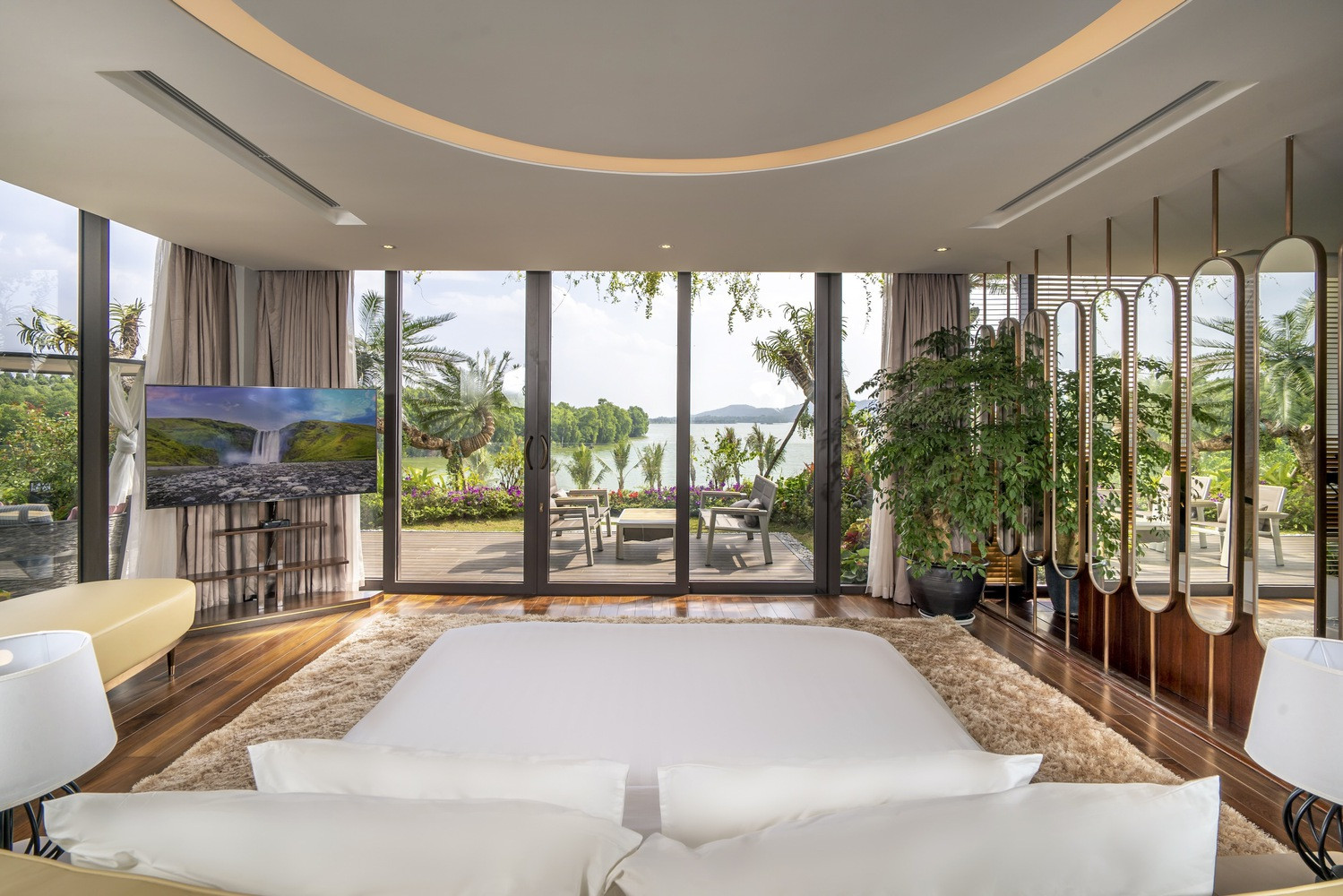 Do thiết kế mở, đứng ở bất kỳ không gian nào, gia chủ cũng có thể cảm nhận được nắng, gió và ánh sáng. 