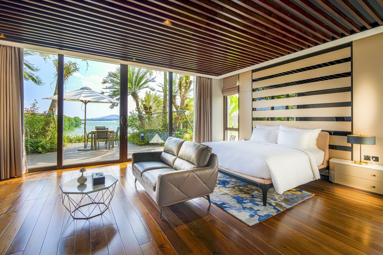 Đồng thời, thiết kế mở cũng làm mờ ranh giới giữa không gian trong nhà và không gian ngoài trời.