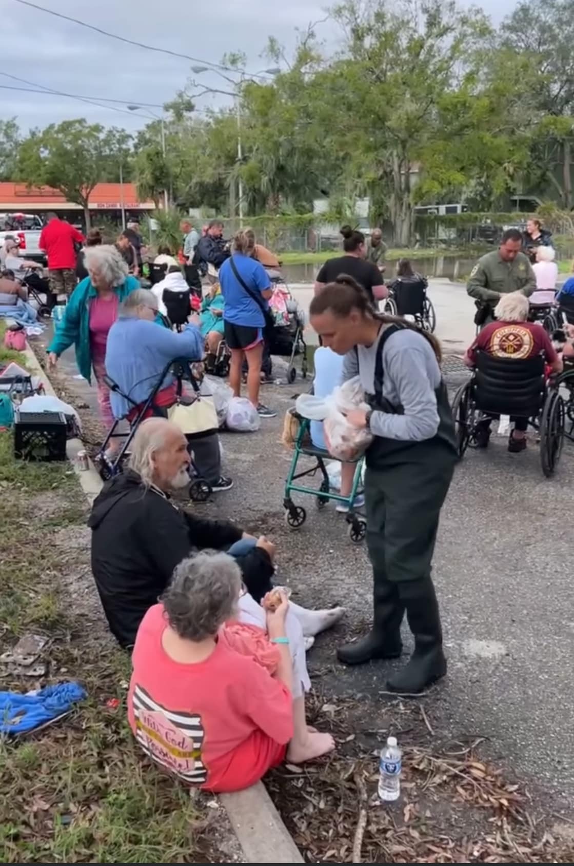 Cảnh sát đi giải cứu người gặp nạn ở hạt Hillsborough