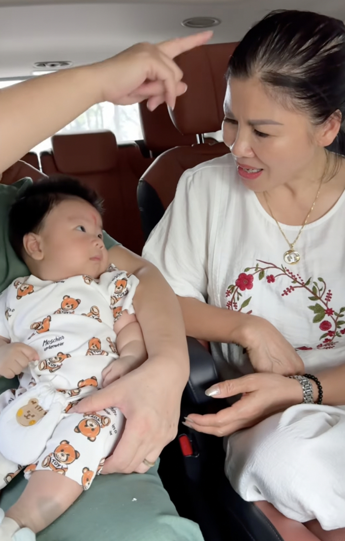 Cô nàng khoe cùng mẹ chồng đi mua sắm