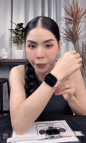 Đồng hồ là sản phẩm thường xuyên xuất hiện trên các livestream của Hằng Du Mục