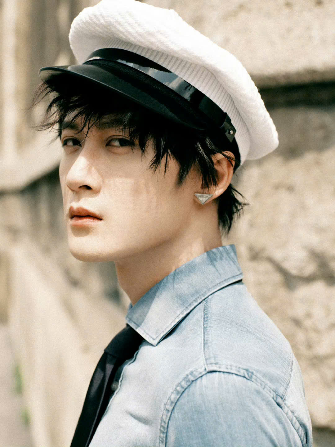 Theo 1 nhân vật lớn, giới thời trang Trung Quốc đã có động thái tẩy chay Đàn Kiện Thứ vì không chịu nổi hành động quá quắt của phía nam diễn viên