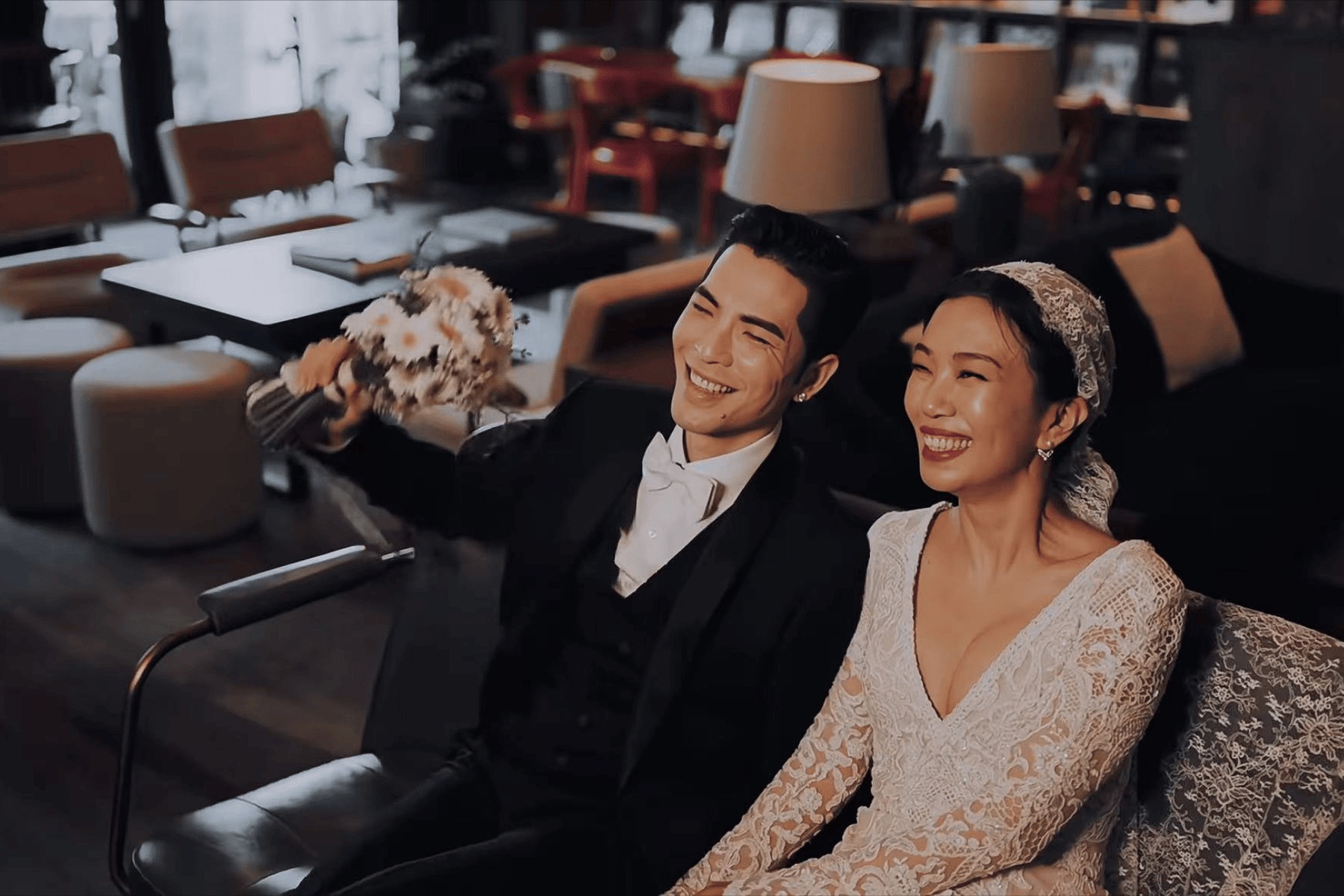 Nhìn nụ cười cũng đủ hiểu tình cảm và niềm hạnh phúc của cặp đôi