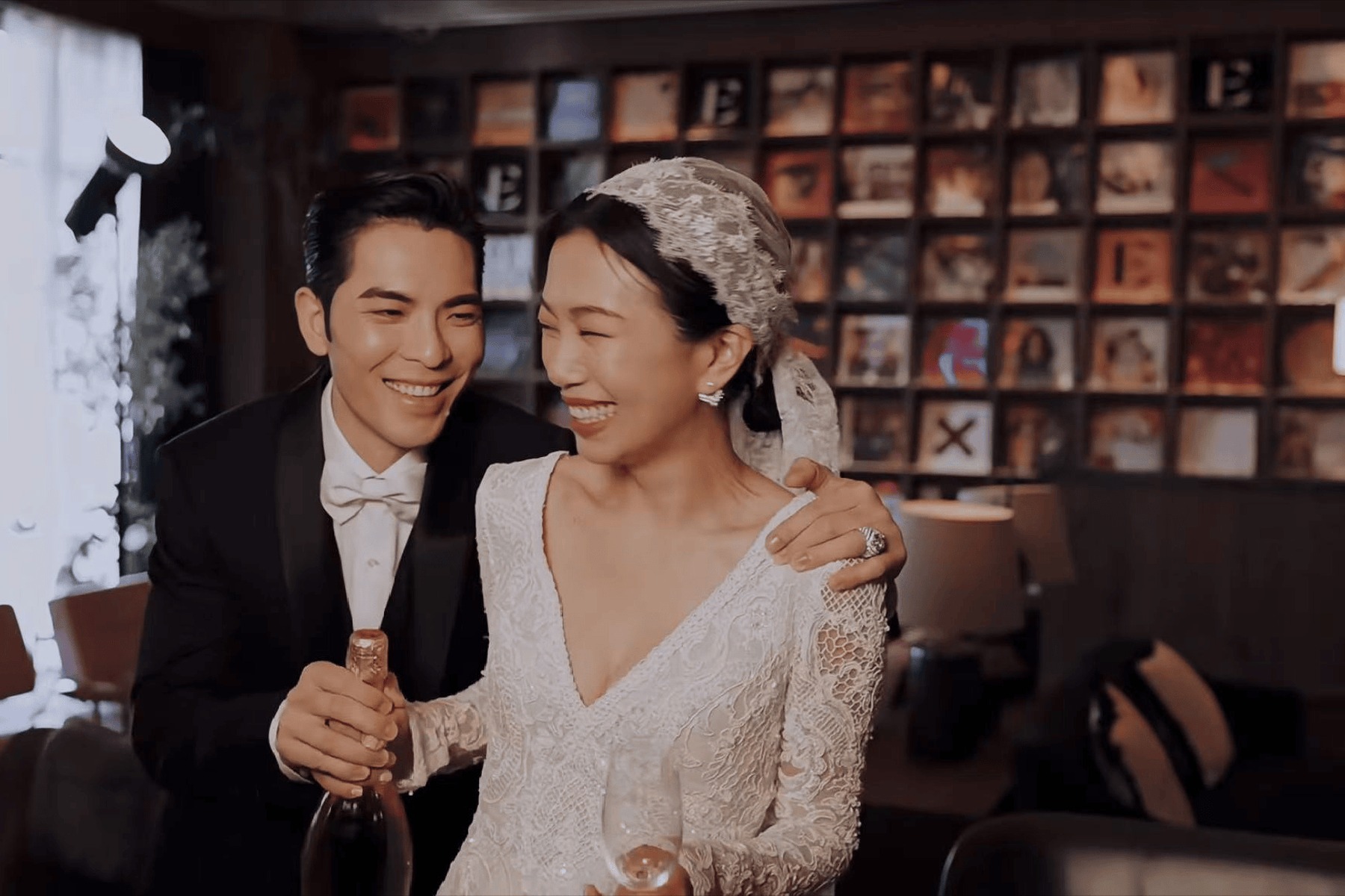 Cái nắm tay và ánh mắt tình hết nấc của nam ca sĩ hàng đầu Cbiz dành cho bà xã