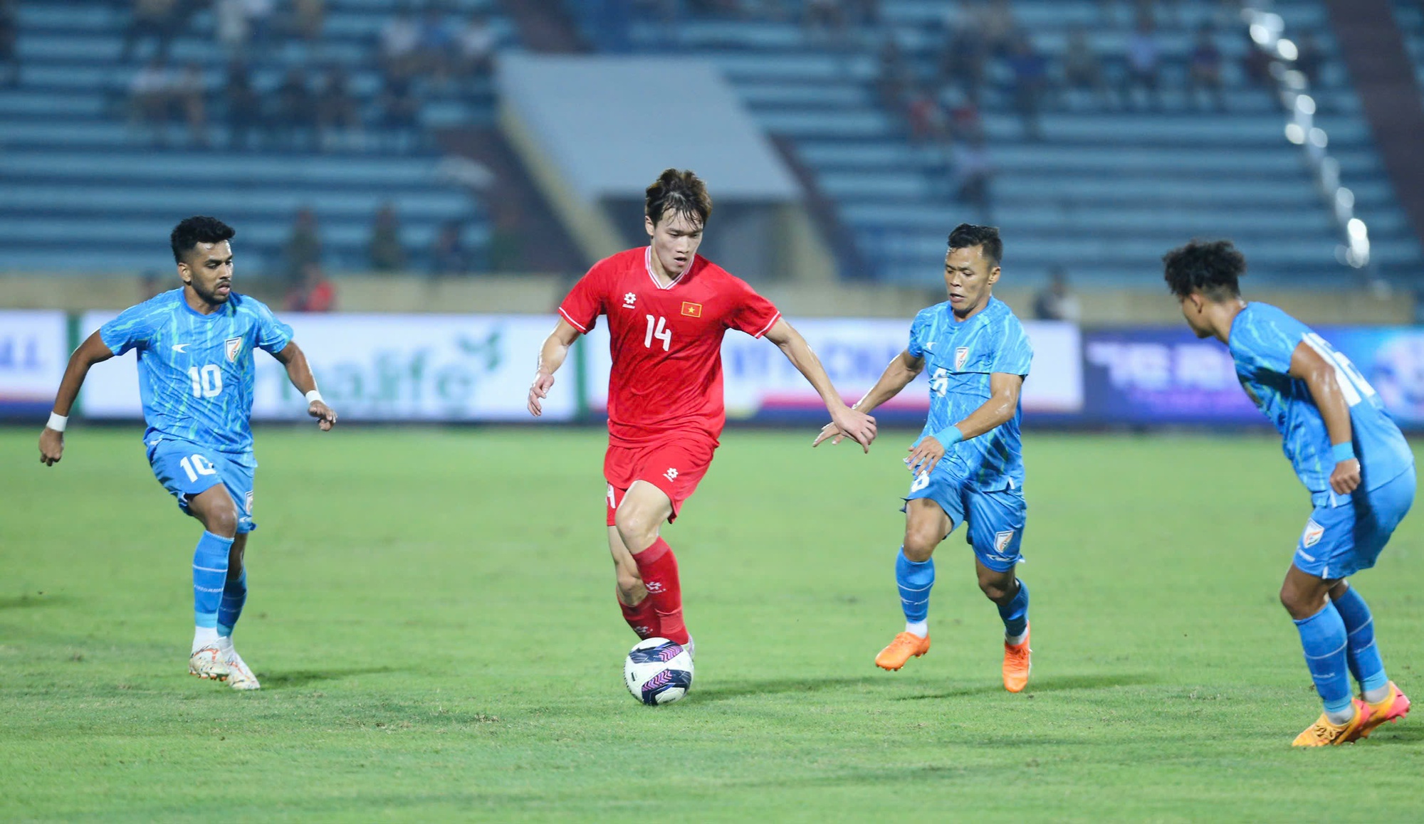 Hoàng Đức thể hiện chưa đủ tốt với HLV Kim Sang-sik trước Ấn Độ (Ảnh: Linh Đan).