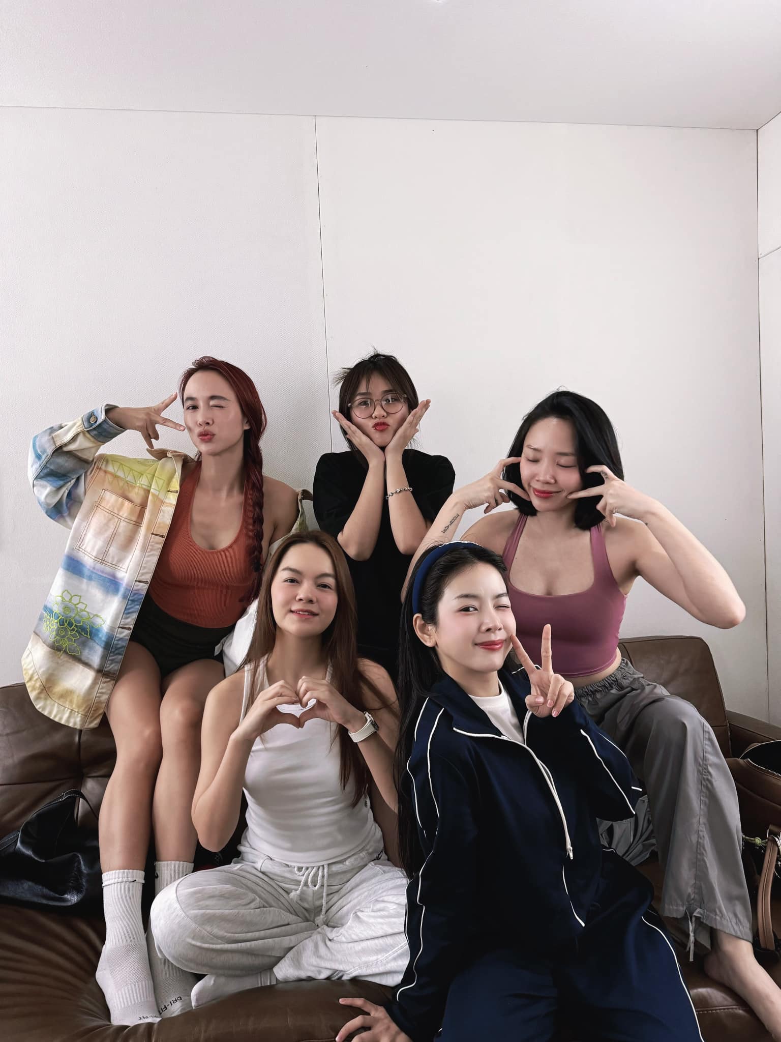 Tóc Tiên chia sẻ nhiều khoảnh khắc thân thiết bên các chị đẹp trước giờ chương trình lên sóng