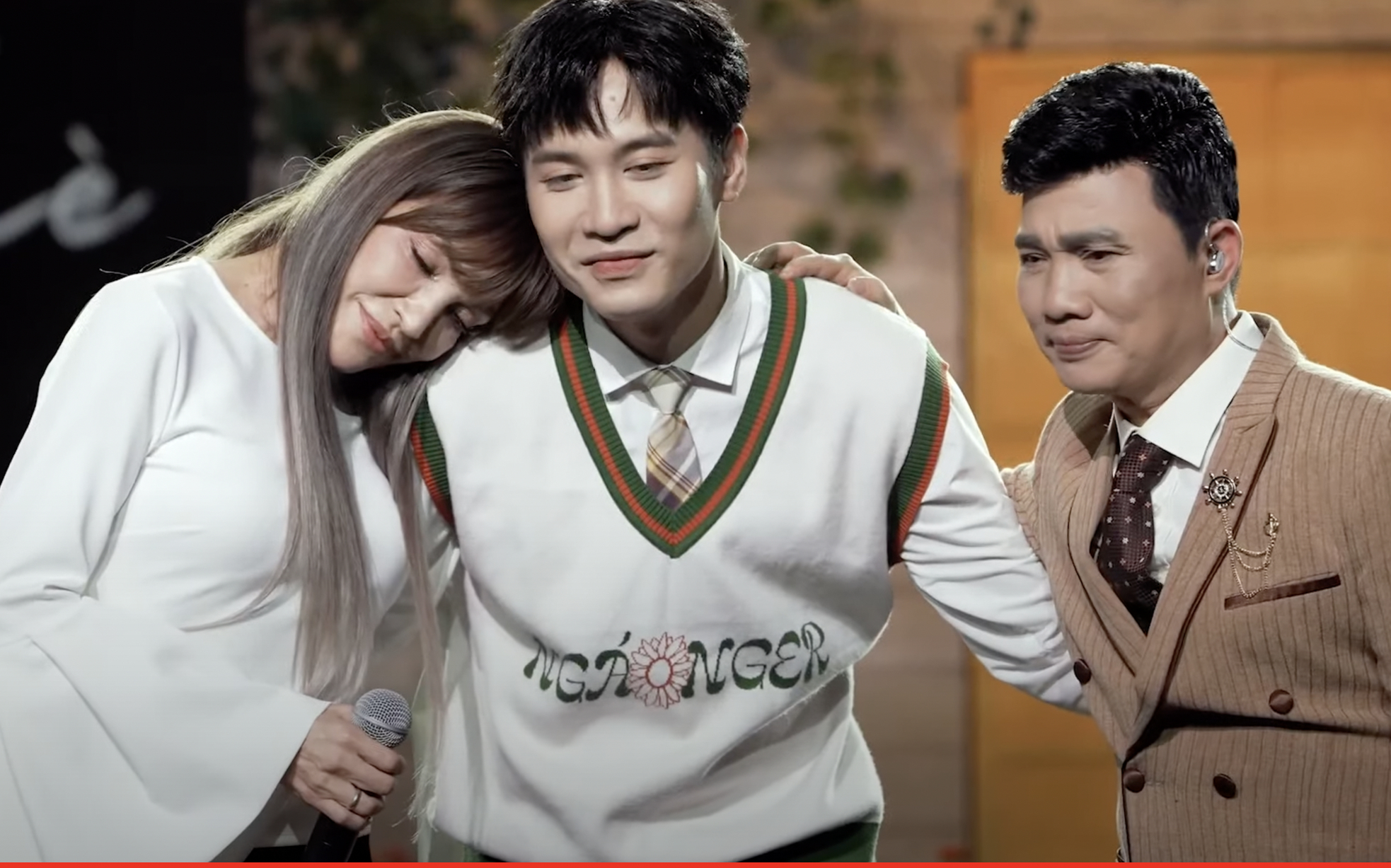 Sân khấu gây xúc động của Thanh Hà - Phạm Anh Duy - Quang Linh (từ trái sang).