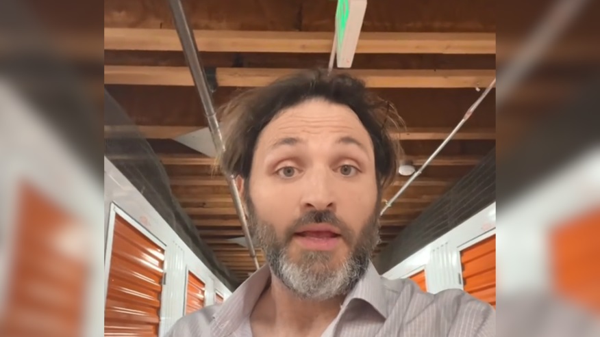 Tiến sĩ McKeown cho biết lương giảng viên đại học của mình quá thấp để thuê nhà