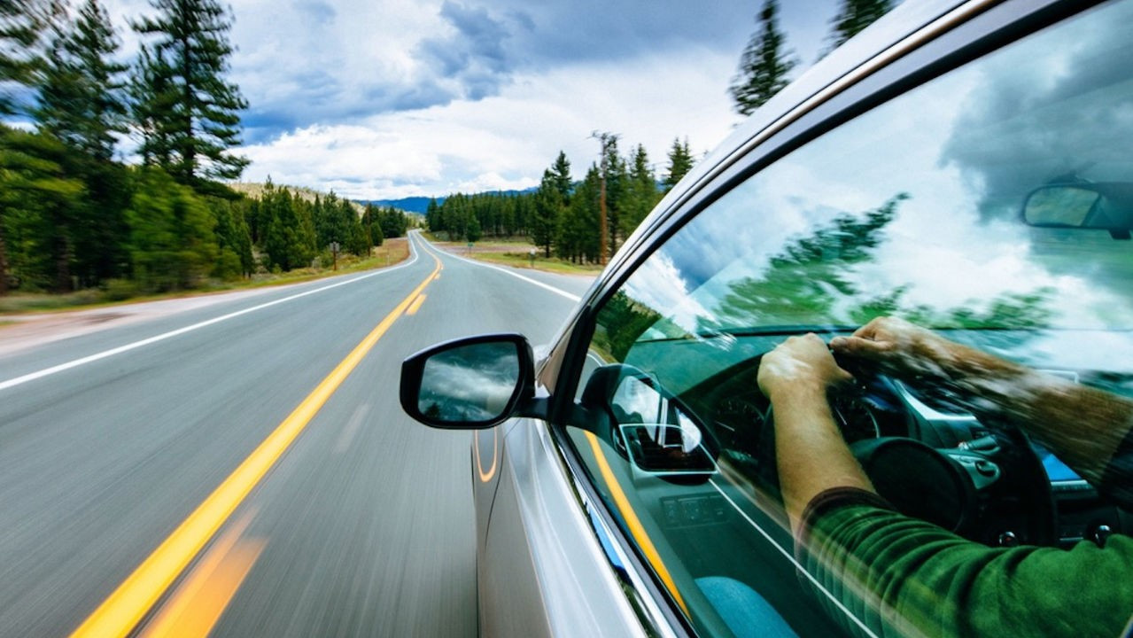 Lái xe trên cao tốc đòi hỏi nhiều kỹ năng xử lý và thể trạng tinh thần tốt hơn. Ảnh: Licdn