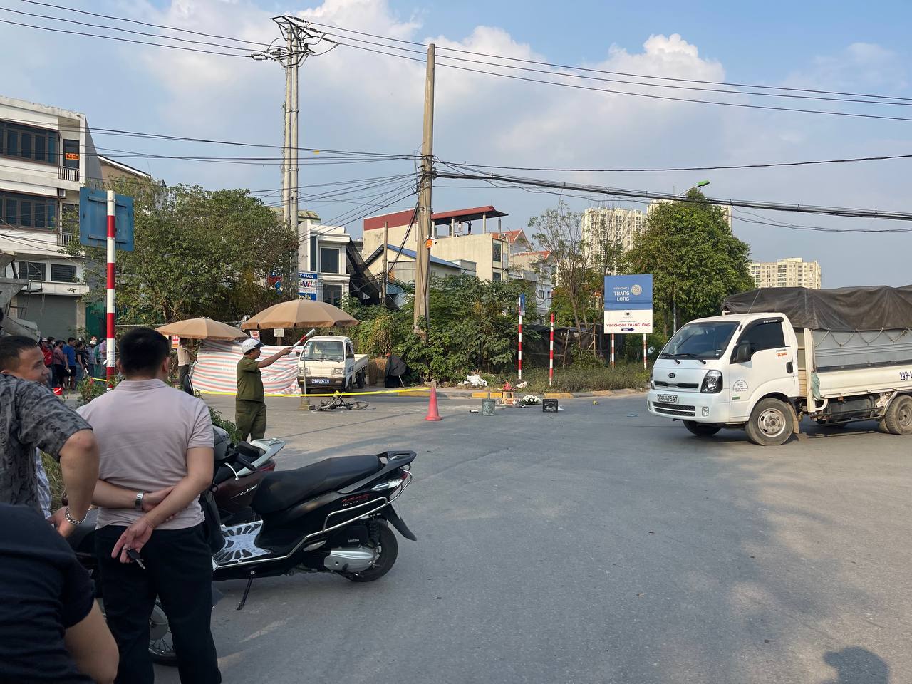 Lực lượng chức năng bảo vệ hiện trường, phân luồng giao thông tránh ùn tắc