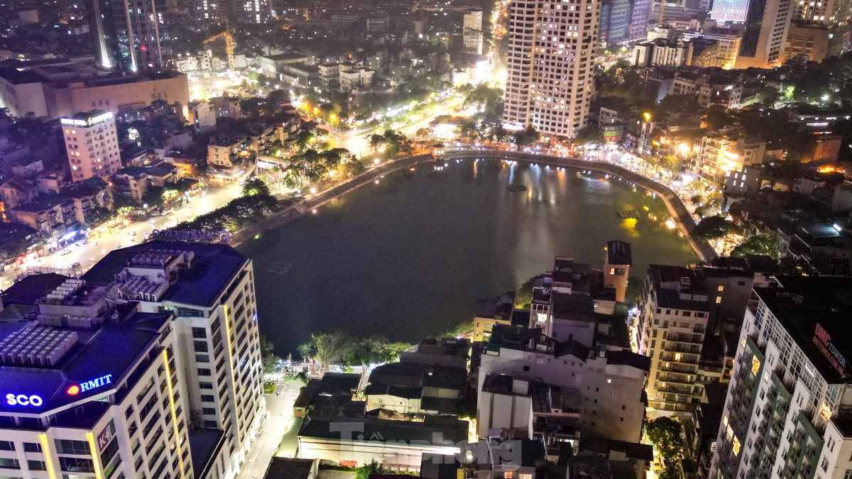 Được biết, phố đi bộ hồ Ngọc Khánh là một trong những công trình chào mừng kỉ niệm 70 năm Giải phóng Thủ đô 10/10.