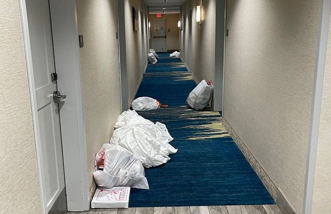 Khăn tắm, khăn trải giường và rác thải chất đống ở hành lang khách sạn mà không có người dọn dẹp, trong bối cảnh các cuộc đình công của nhân viên khách sạn ở Mỹ gia tăng. Ảnh minh họa.