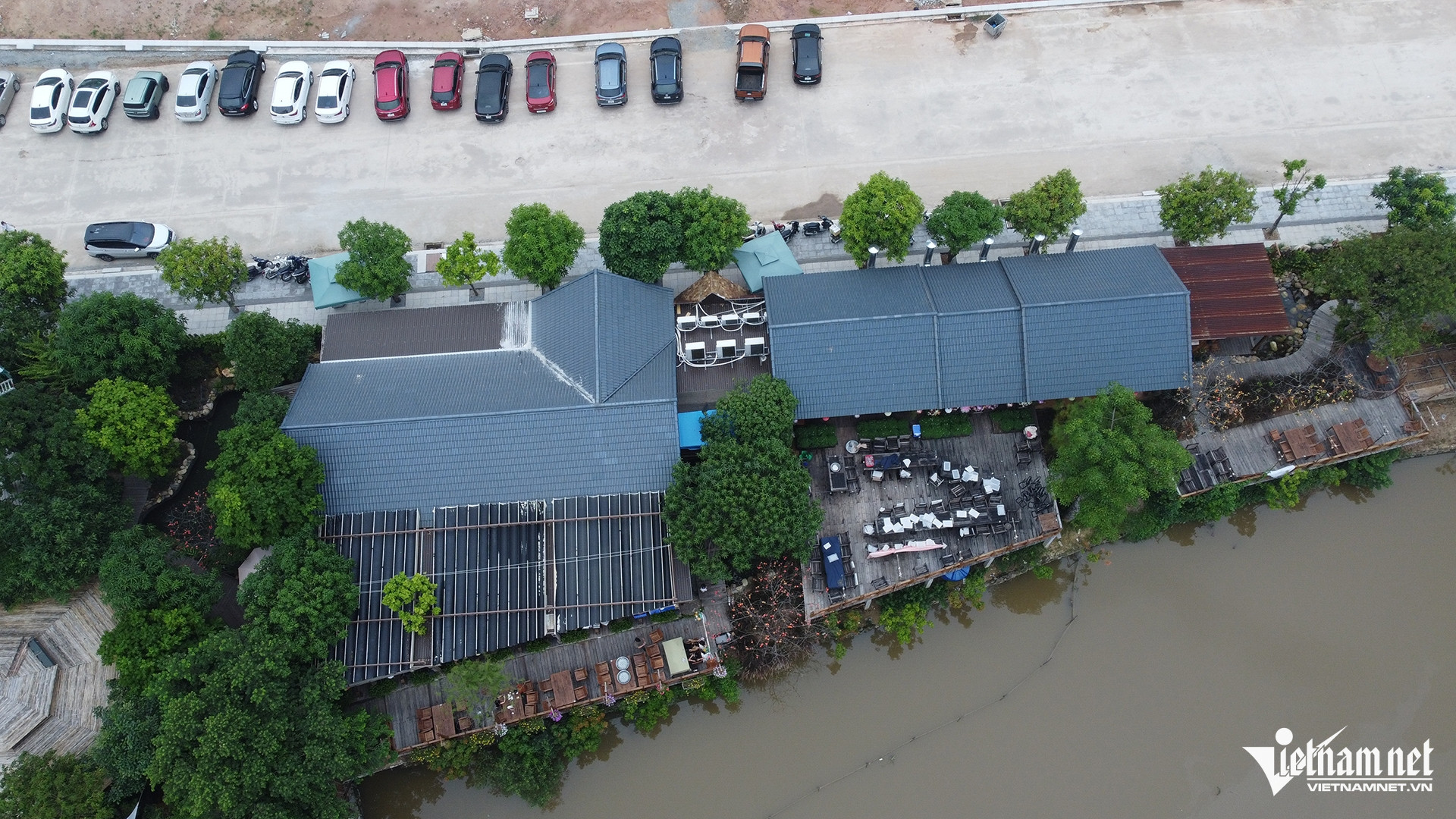 Đến nay, dự án chỉ mới hoàn thiện hạng mục bến thuyền và cây xanh, tuy nhiên chủ đầu tư không đưa vào hoạt động mà cho một doanh nghiệp khác thuê để mở nhà hàng, quán cà phê. Ảnh: Thiện Lương