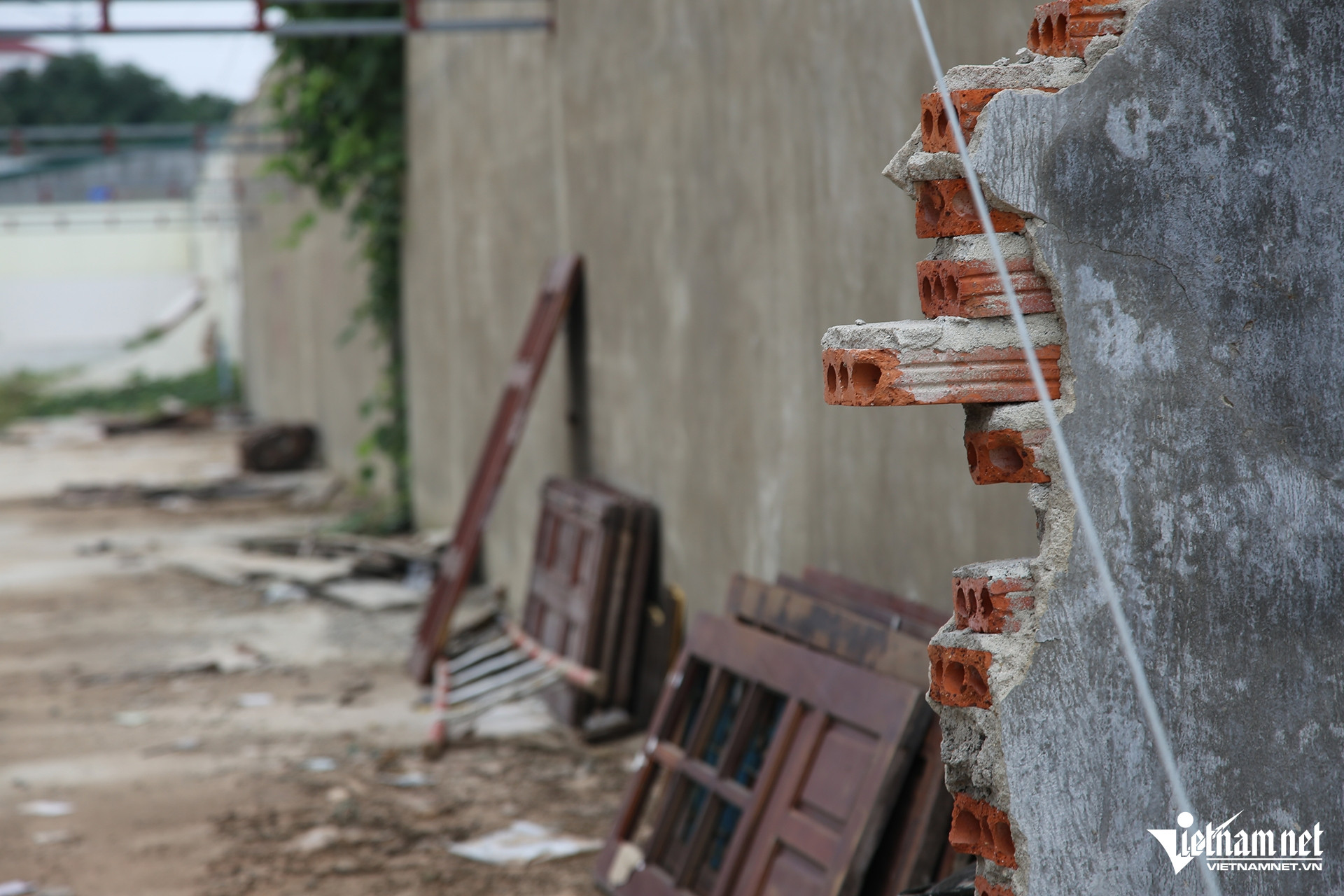 Những bức tường đập bỏ dang dở, nhếch nhác. Ảnh: Thiện Lương