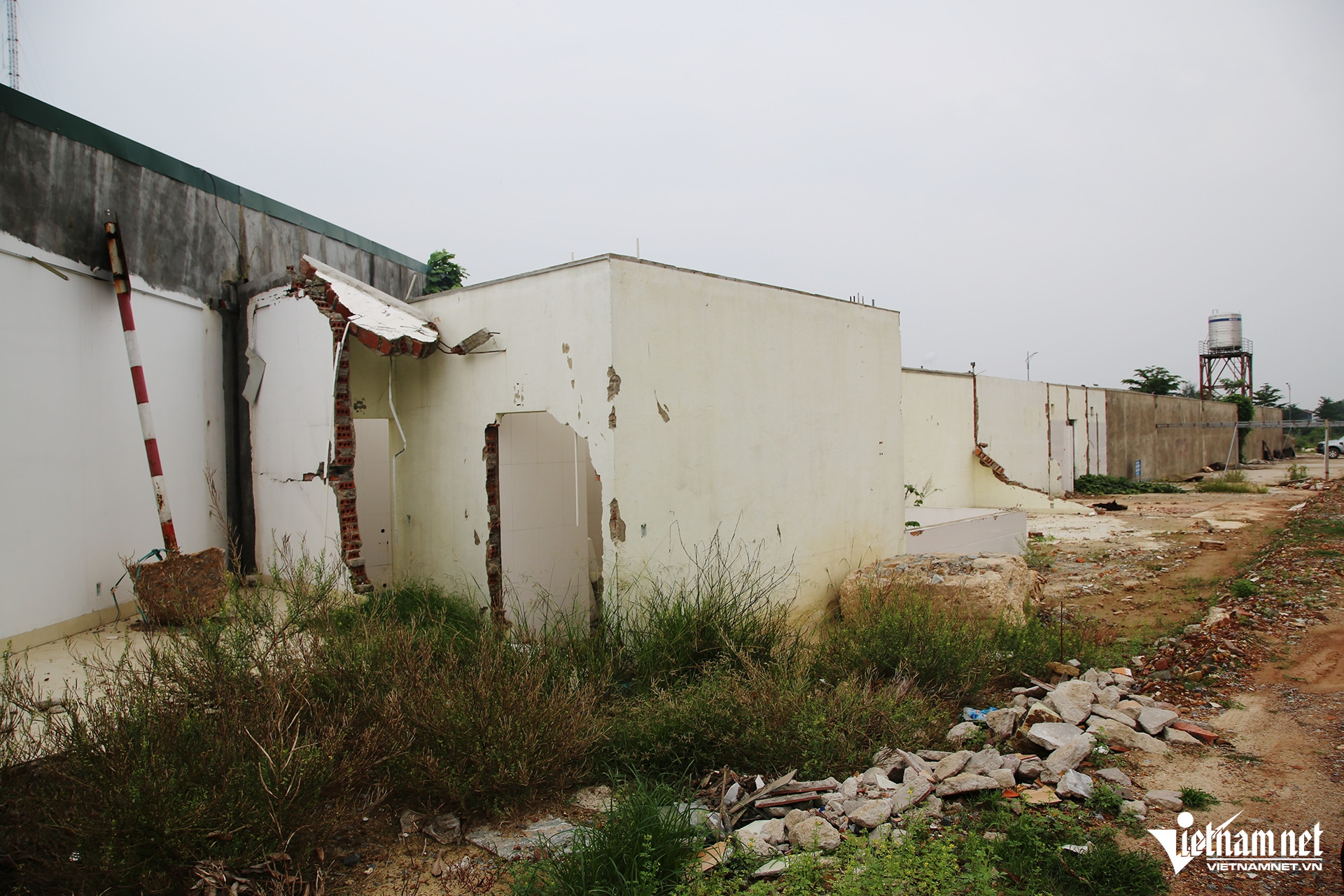 Một số nhà hàng, cơ sở kinh doanh từng hoạt động trên khuôn viên dự án bị dỡ bỏ. Ảnh: Thiện Lương