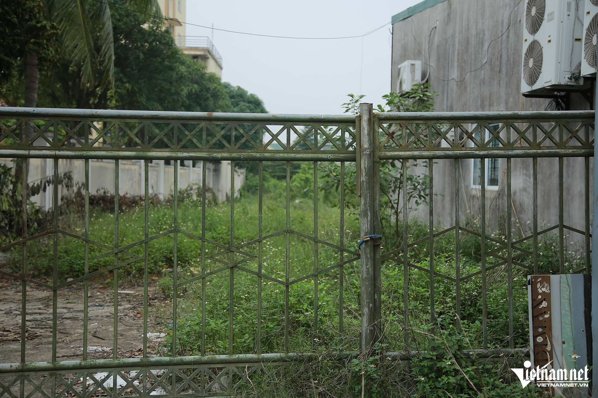 Cổng vào dự án ở mặt đường Hà Huy Tập bị khóa kín. Ảnh: Thiện Lương