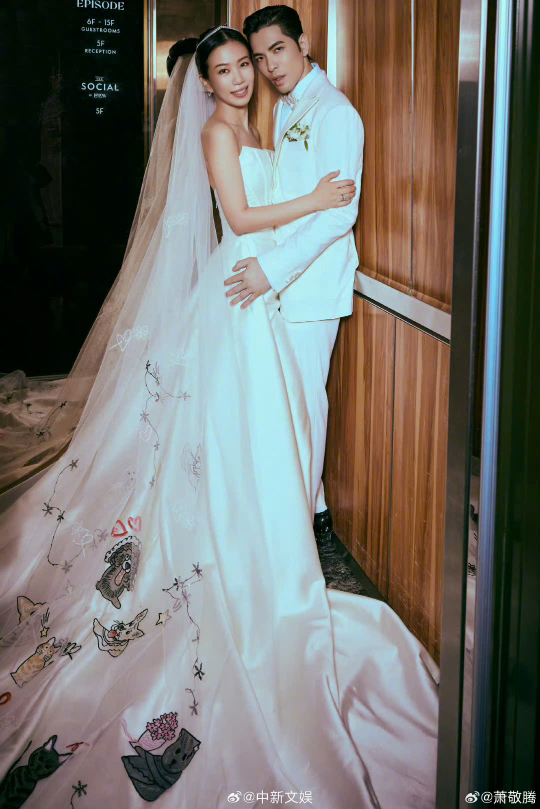 Tiêu Kính Đằng và bà xã diện đồ ton-sur-ton, cử chỉ đầy ngọt ngào trong bộ ảnh cưới được tung ra trước giờ cử hành hôn lễ