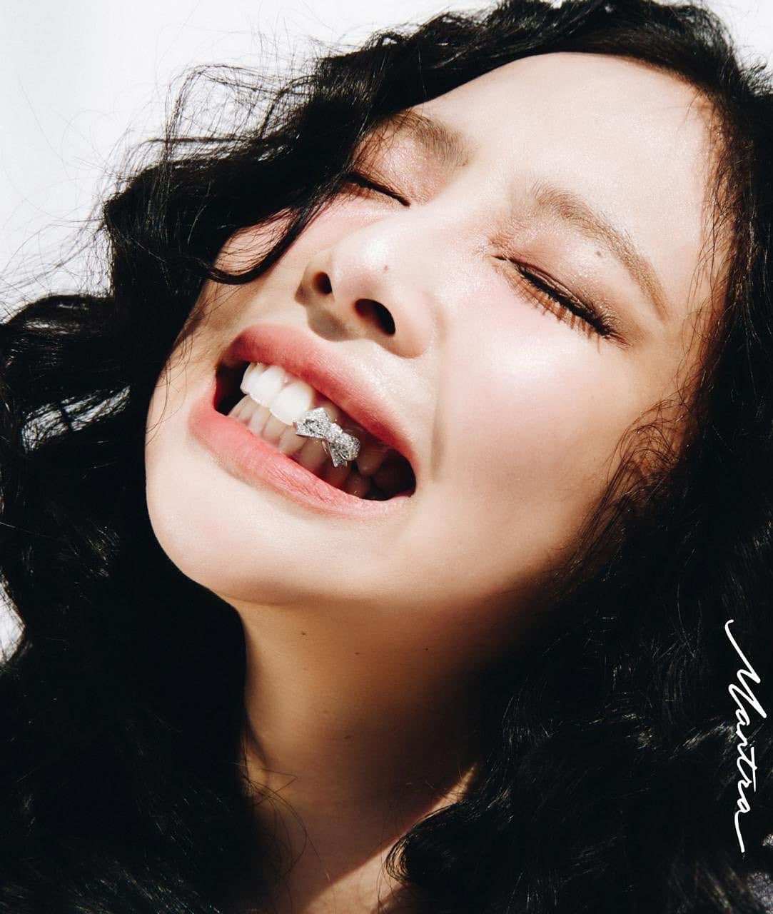 Mantra có thời lượng quá ngắn, 2 phút 15 giây khiến người nghe chưa kịp tận hưởng trọn vẹn đã phải trở lại điểm bắt đầu