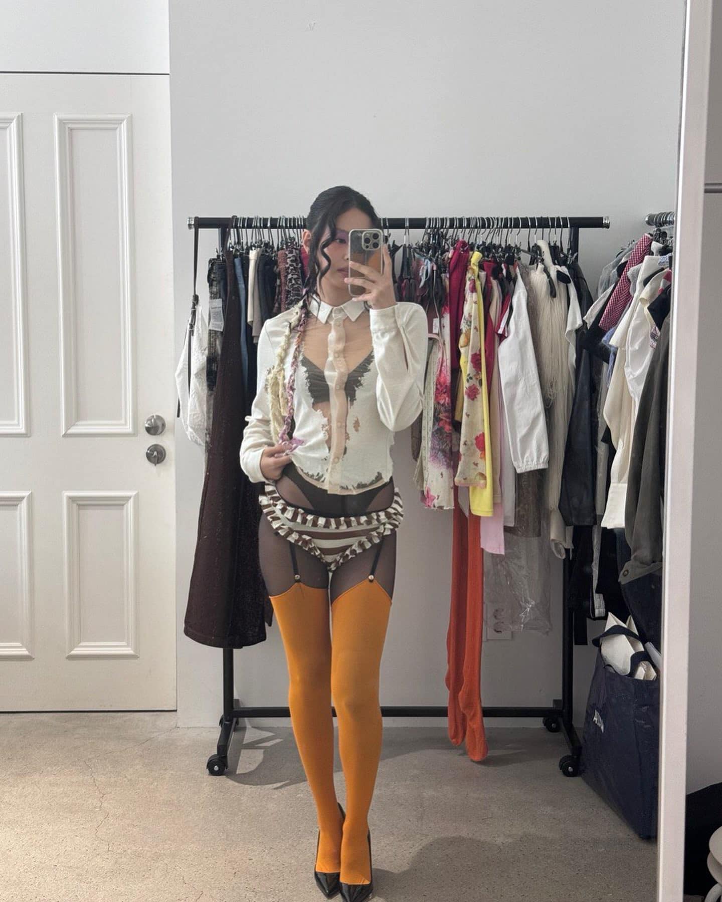 MV Mantra vướng tranh cãi “tình dục hoá