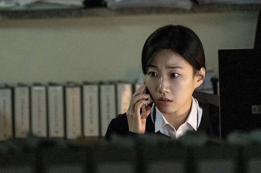 Ha Yoon Kyung vào vai một công tố viên trẻ trong phim 