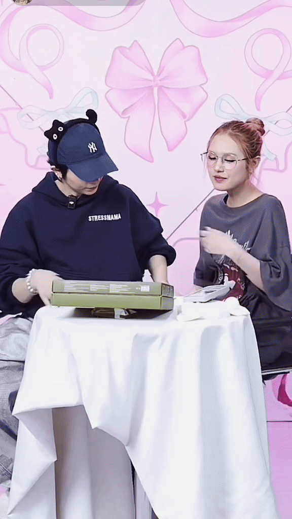 Cặp sao cũng không ngần ngại thể hiện nhiều hành động, cử chỉ thân mật như nắm tay, xưng hô “bé”, “anh”, “vợ - chồng” đầy tình tứ.