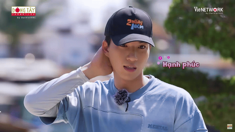 Nam rapper sinh năm 1999 ngượng ngùng khi được hỏi về giấc ngủ và bày tỏ mong muốn được ngủ chung với các thành viên còn lại.