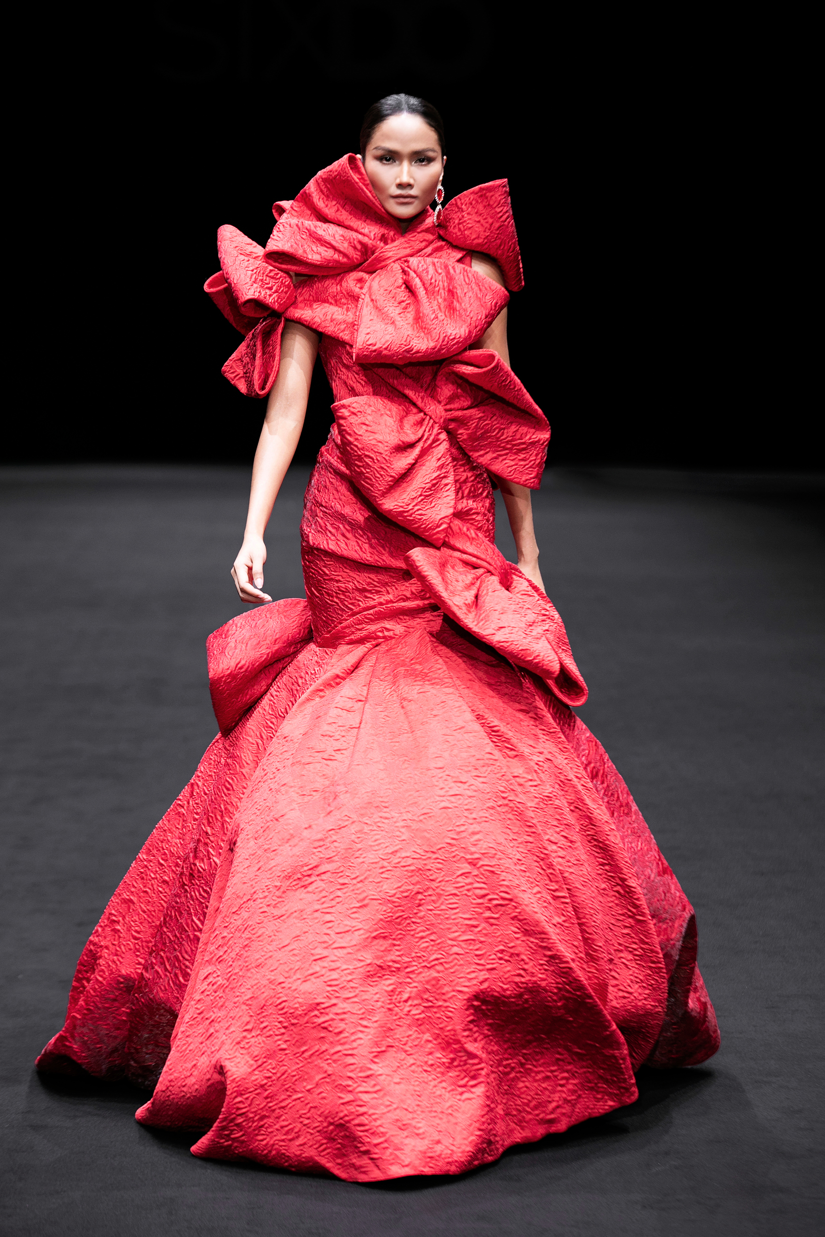 Thanh Hằng, Lan Khuê và H'Hen Niê trong những thiết kế kích thước lớn, bồng tềnh tại show diễn của SIXDO. Có điều, phần đuôi váy của chị đại lại ngắn hơn 2 hậu bối. Liệu đây có phải là lý do khiến cô di chuyển nhanh hơn?