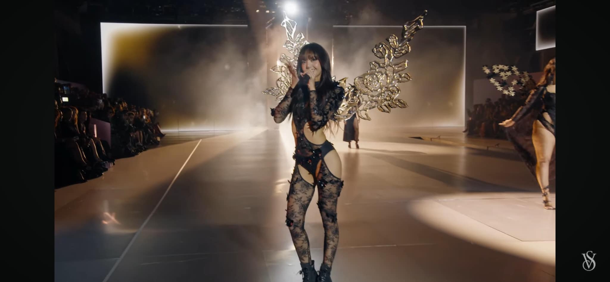 Cô nàng không đi giày cao gót mà diện đôi boot bền để nhường spotlight cho dàn người mẫu nhà Victoria's Secret