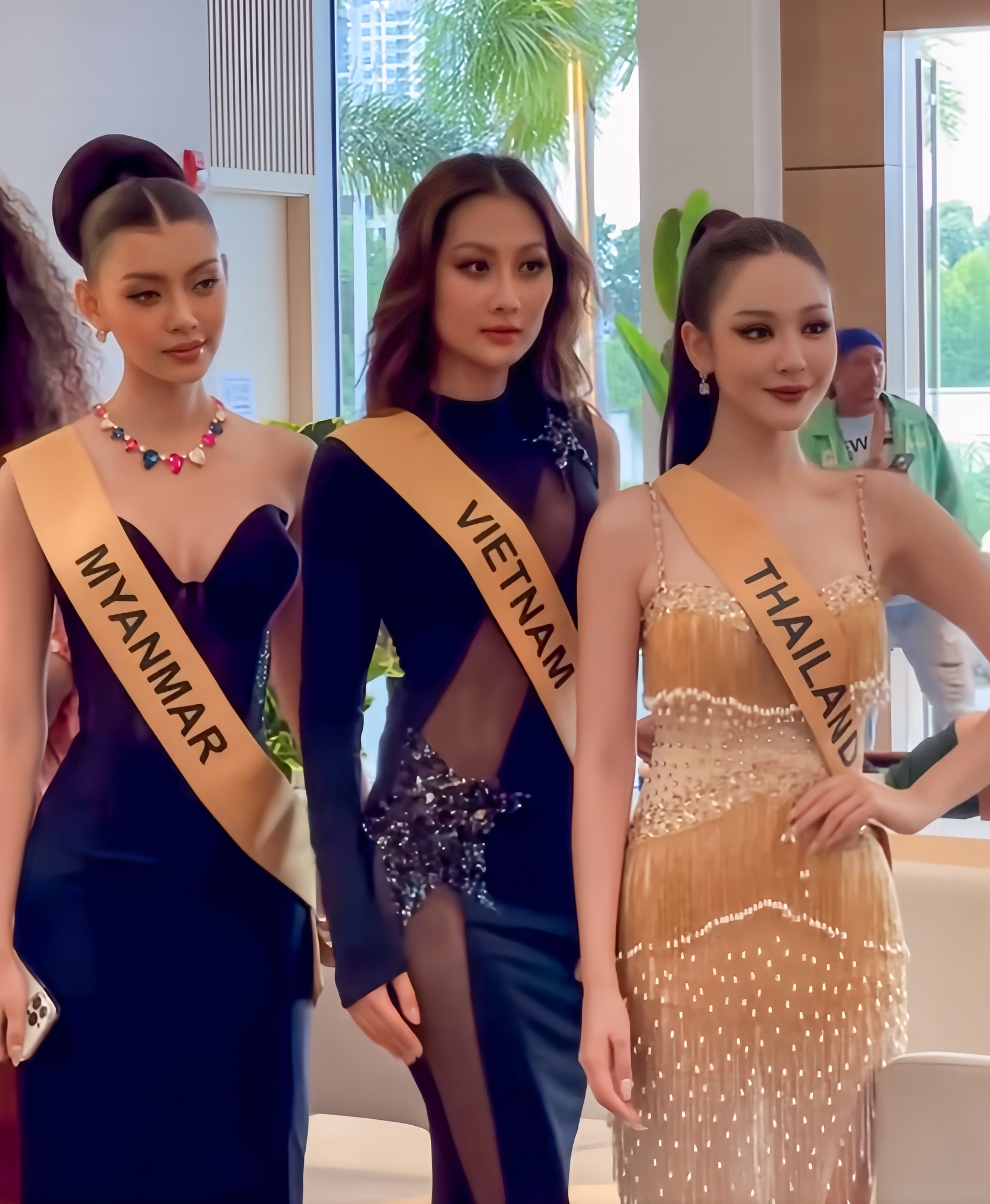 Một trong những khoảnh khắc gây chú ý của Miss Grand Myanmar tại Miss Grand International 2024 là bức ảnh cô đứng cạnh Quế Anh - Miss Grand Vietnam và Malin Chara-anan - Miss Grand Thailand. Về sắc vóc và cả sự chỉn chu trang phục, make up, làm tóc, Thae Su Nyein đều áp đảo hai thí sinh còn lại.