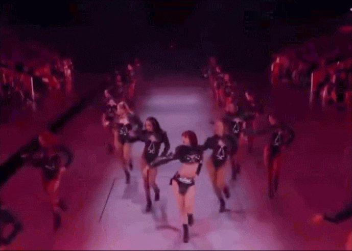 Màn catwalk gây chấn động của Lisa tại Victoria'sSecret