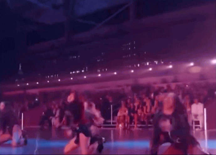 Loạt vũ đạo nóng bỏng táo bạo khoe vòng 3 cực 