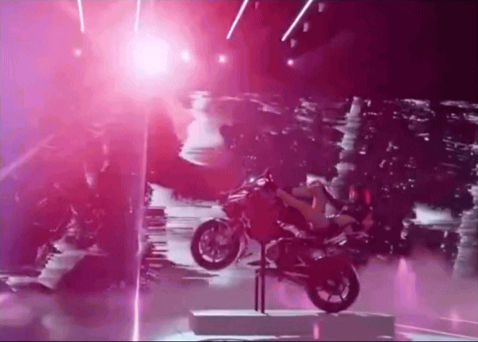 Lisa xuất hiện trên chiếc motor phân khối lớn