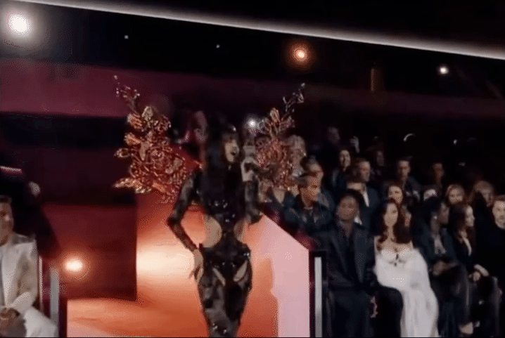 Lisa mang đến bản tình ca bên dàn thiên thần nội y