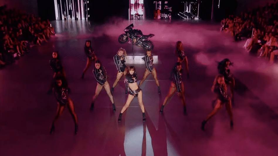 Lisa diễn mở màn Victoria's Secret Show