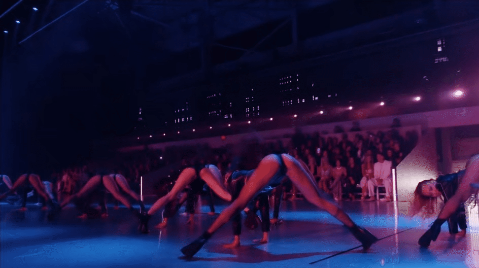 Dù Lisa nhảy nhót cực bạo nhưng xung quanh vẫn khá thờ ơ