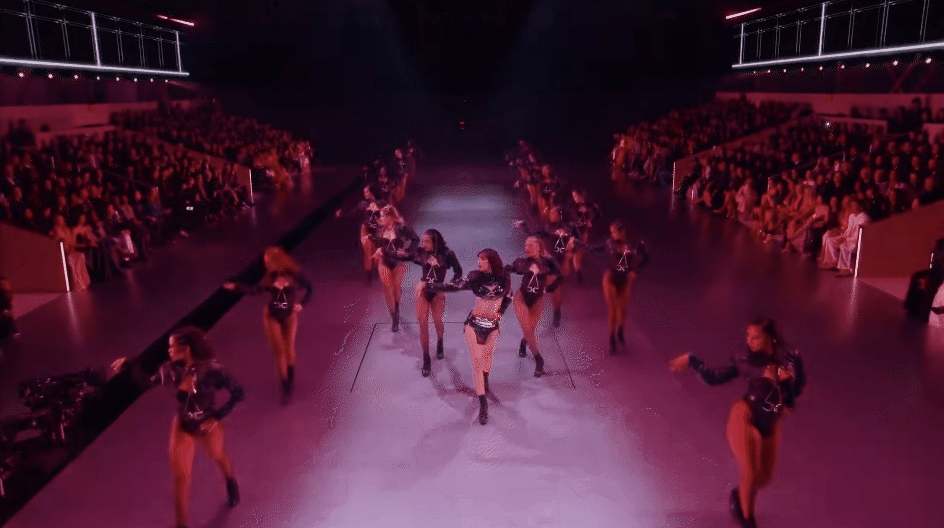 Cả màn catwalk cũng chìm trong im lặng