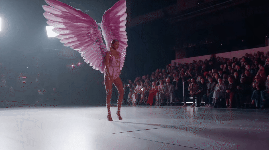 Gigi Hadid được khách mời cổ vũ nhiệt tình ngay sau màn trình diễn của Lisa