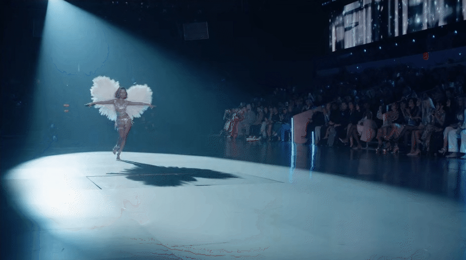 Tyla catwalk cũng được khách mời hưởng ứng, nhún nhảy theo