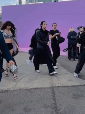 Lisa gây bão mạng xã hội chỉ với 1 khoảnh khắc bước qua để lộ đôi chân 